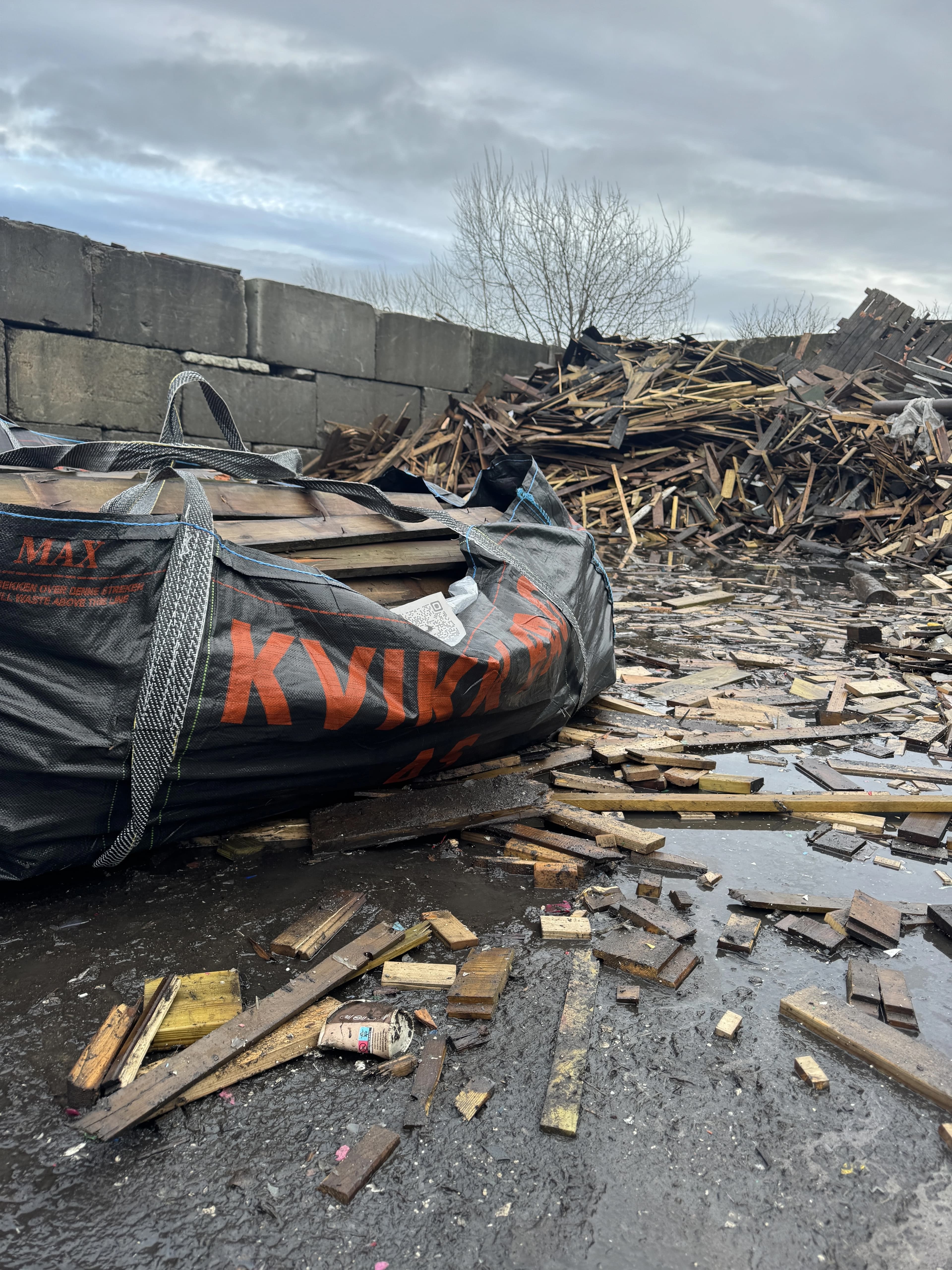 KvikkBag avfallssekk fylt med trevirke og byggematerialer leveres til miljøstasjon. Våre avfallssekker og big bags håndterer alt fra hageavfall til riveavfall