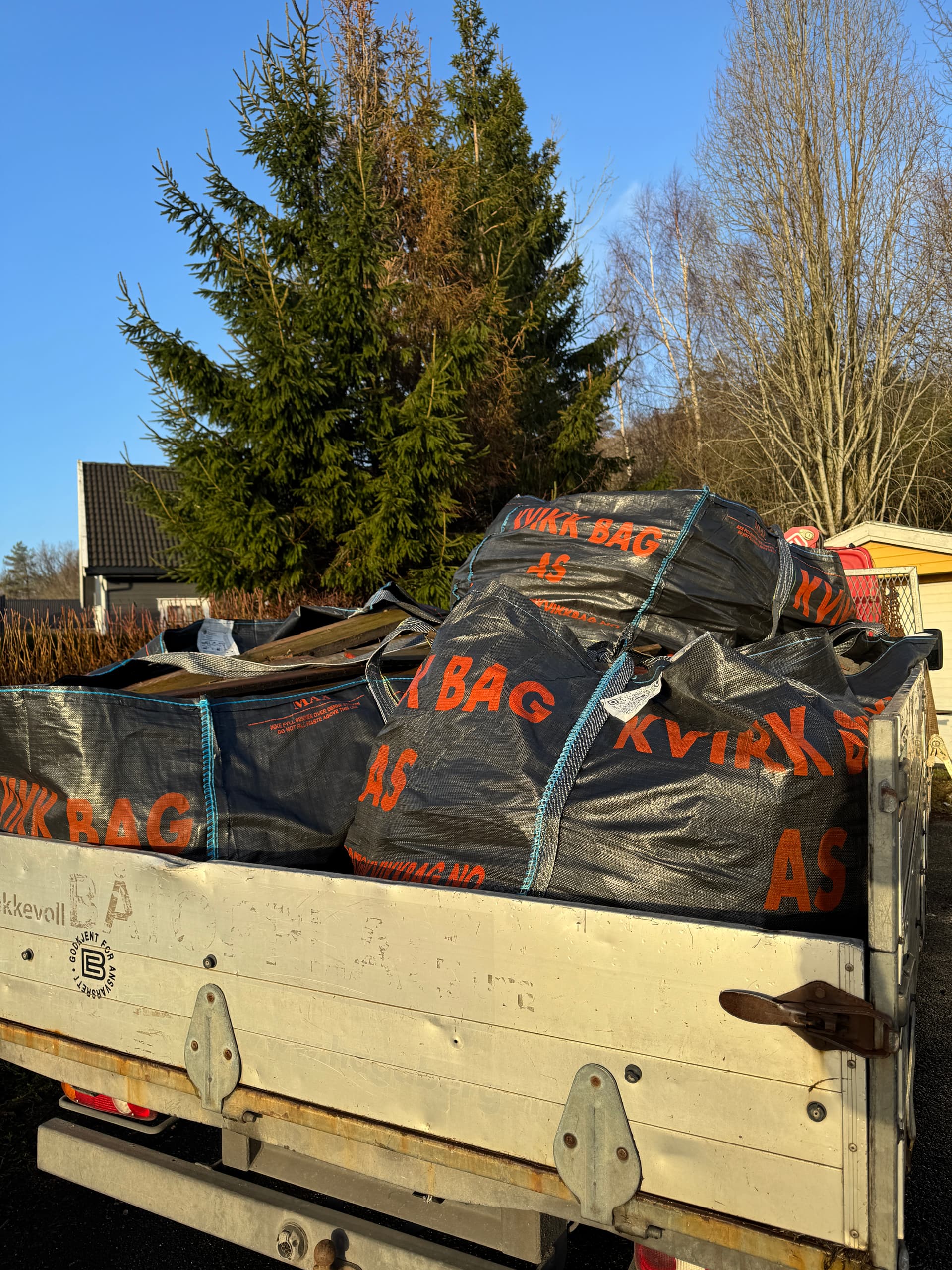 Lastebil fullastet med KvikkBag avfallssekker og big bags i ulike størrelser fra 1 til 3 kubikk klar for avfallshenting i Sandefjord. Vi henter avfallssekker over hele Vestfold